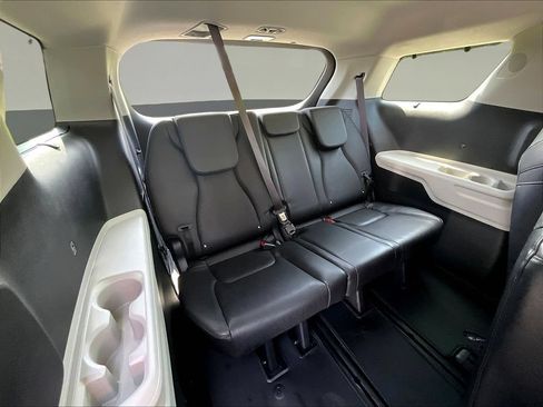 Used 2023 Kia Carnival EX FWD image 28