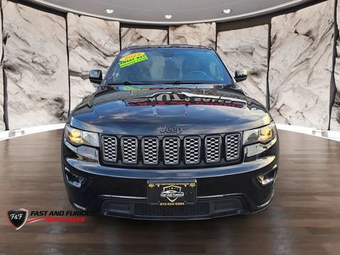 Used 2022 Jeep Grand Cherokee Laredo X AWD/4WD image 3