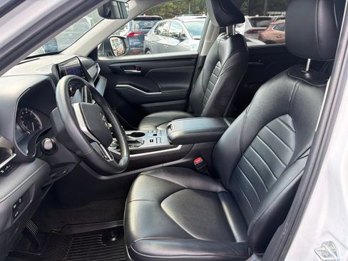 Used 2023 Toyota Highlander XLE AWD/4WD image 25