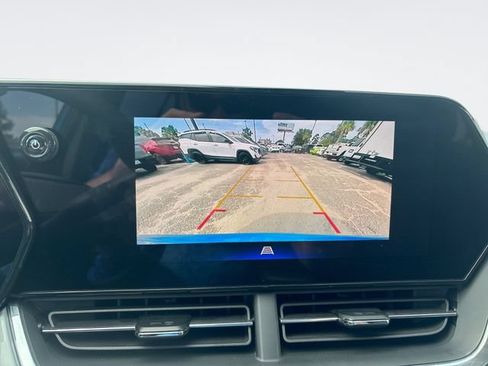 Used 2025 Chevrolet Trax LT FWD image 17