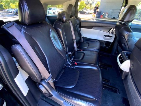 Used 2024 Kia Carnival LX image 28