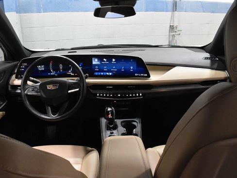 Certified 2024 Cadillac XT4 Luxury w/ Cold Weather Package AWD/4WD image 4