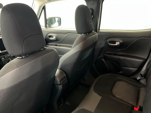 Used 2023 Jeep Renegade Latitude AWD/4WD image 19