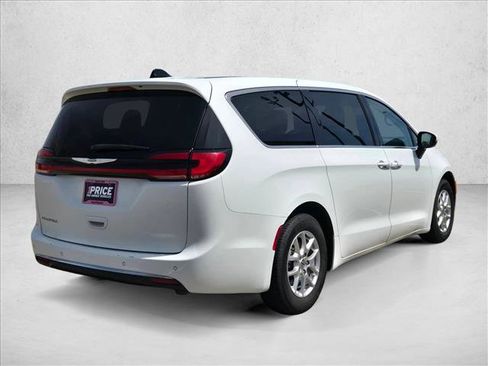 Used 2023 Chrysler Pacifica Touring-L FWD image 5