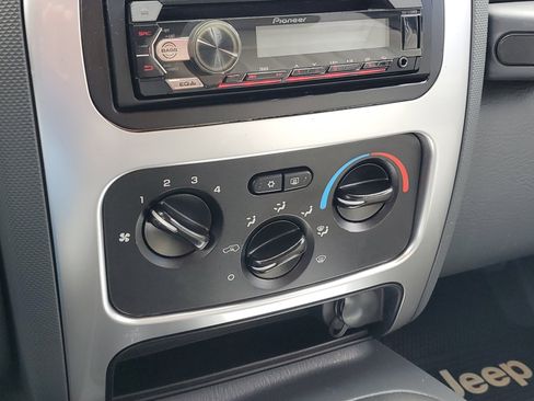 Used 2006 Jeep Liberty Limited image 21