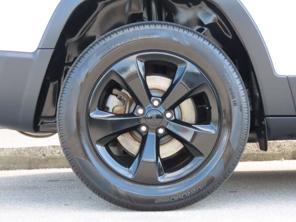 Used 2019 Jeep Cherokee Latitude Plus AWD/4WD image 17