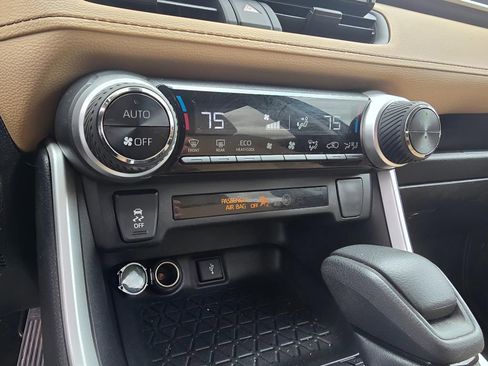Used 2022 Toyota RAV4 LE AWD/4WD image 18