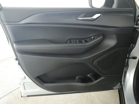 New 2025 Jeep Grand Cherokee Laredo image 8