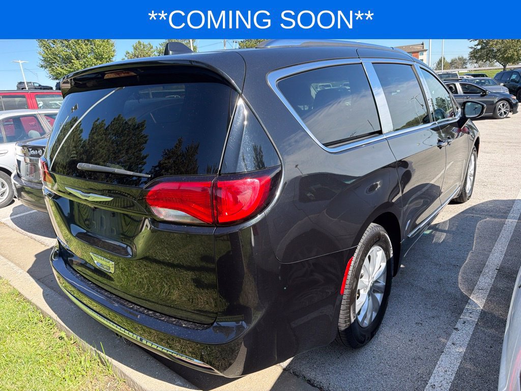 Used 2019 Chrysler Pacifica Touring-L FWD image 4