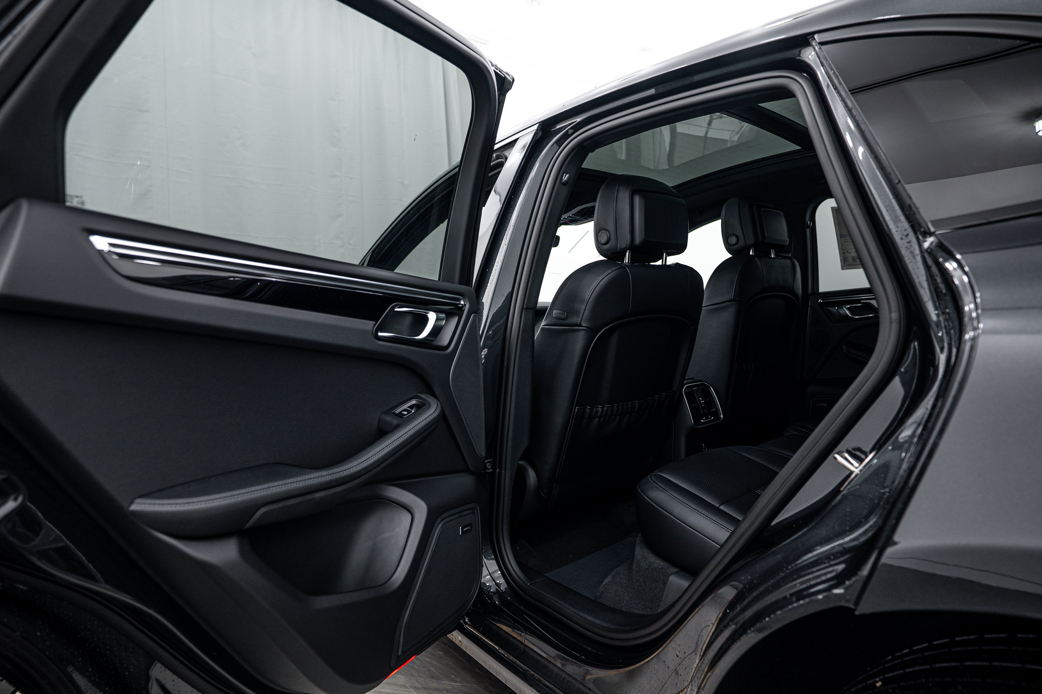 Certified 2026 Porsche Macan AWD/4WD image 21