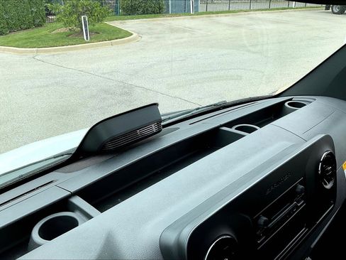 Used 2025 Mercedes-Benz Sprinter 2500 image 36