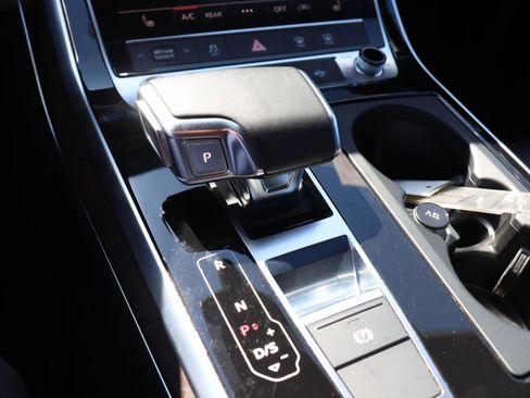 Used 2020 Audi Q8 Premium image 11