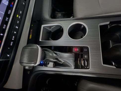 Used 2025 Toyota Sienna XLE FWD image 25
