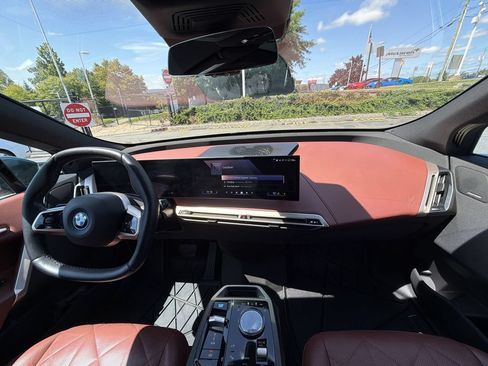 Used 2024 BMW iX xDrive50 w/ Premium Package AWD/4WD image 18