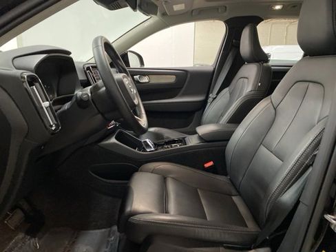 Used 2025 Volvo XC40 B5 Plus image 17