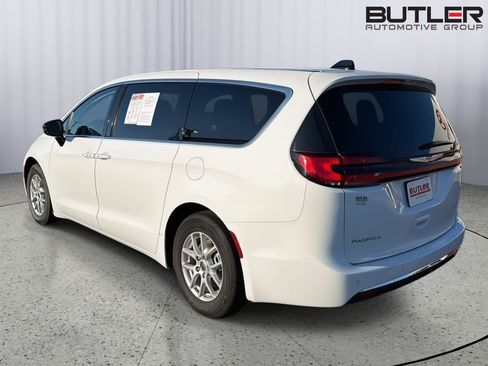 Used 2024 Chrysler Pacifica Touring-L FWD image 4