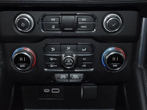 Used 2024 GMC Yukon SLE image 18