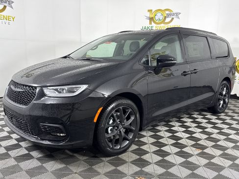 New 2026 Chrysler Pacifica Select image 3