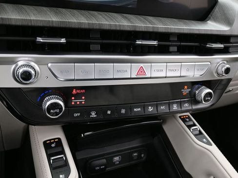 Used 2024 Kia Telluride EX w/ EX Captain's Chair Package image 22