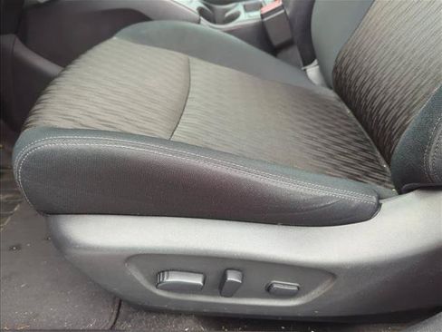 Used 2018 Nissan Rogue SV FWD image 12