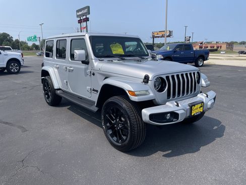 Used 2023 Jeep Wrangler Unlimited Sahara AWD/4WD image 2