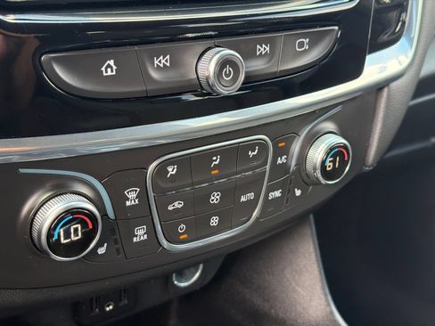 Used 2023 Chevrolet Traverse LT FWD image 23