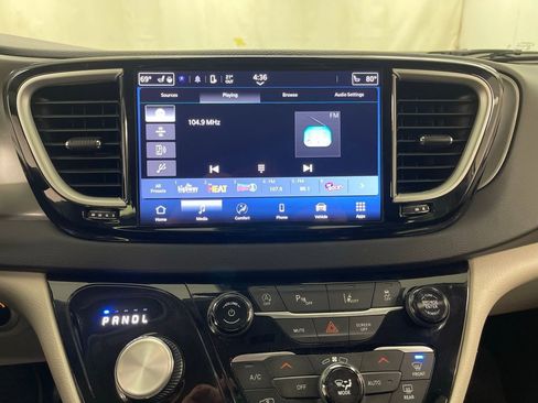 Used 2024 Chrysler Pacifica Touring-L image 27