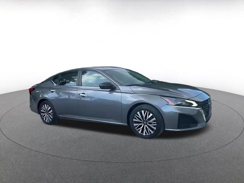 Used 2025 Nissan Altima 2.5 SV FWD image 2