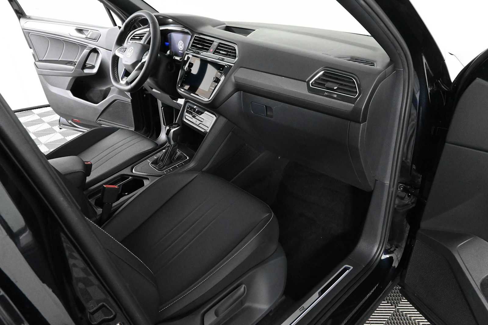 Certified 2023 Volkswagen Tiguan SE R-Line FWD image 9