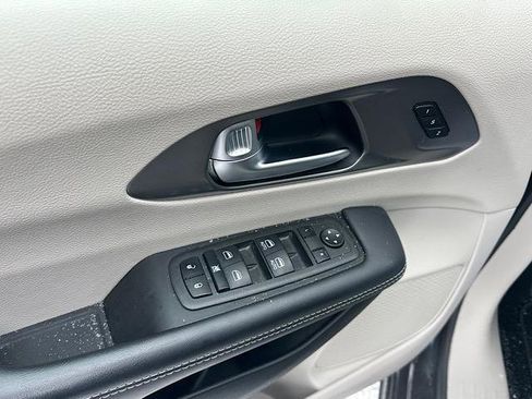Used 2023 Chrysler Pacifica Touring-L image 17