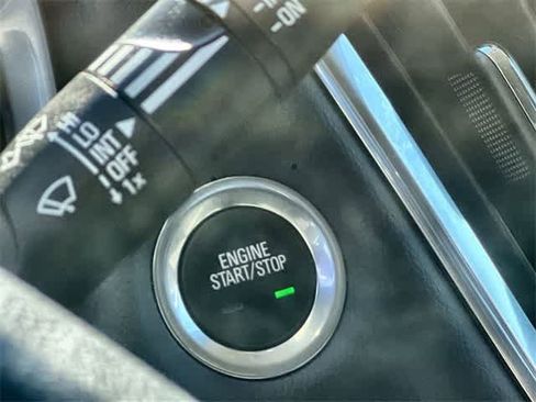 Used 2021 Chevrolet Traverse LT image 28