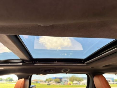 Used 2024 Chrysler Pacifica Pinnacle FWD image 8