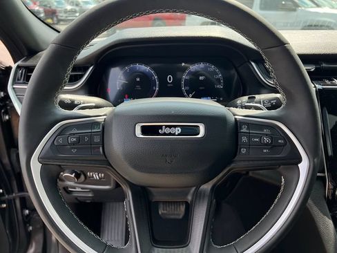 Certified 2025 Jeep Grand Cherokee Altitude AWD/4WD image 15