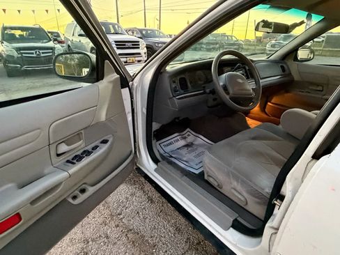 Used 2001 Ford Crown Victoria RWD image 14