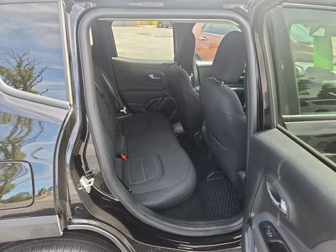 Used 2022 Jeep Renegade Latitude w/ Convenience Group AWD/4WD image 7