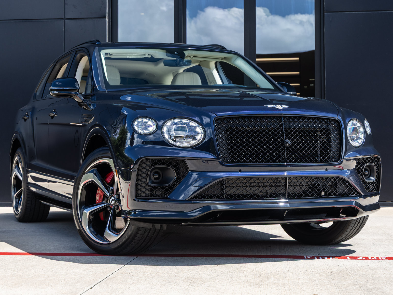 Used 2023 Bentley Bentayga AWD/4WD image 2