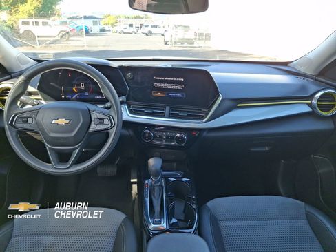 Used 2025 Chevrolet Trax LT FWD image 9
