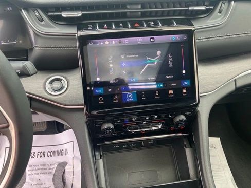 Used 2023 Jeep Grand Cherokee Limited w/ Luxury Tech Group II AWD/4WD image 18