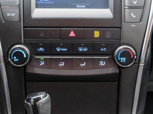 Used 2017 Toyota Camry SE image 17