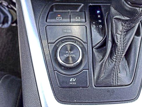 Certified 2021 Toyota RAV4 LE AWD/4WD image 20