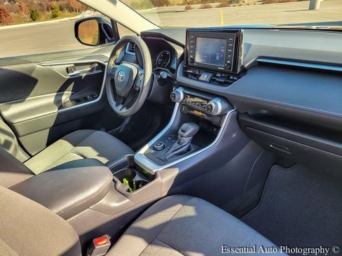 Used 2021 Toyota RAV4 XLE image 32