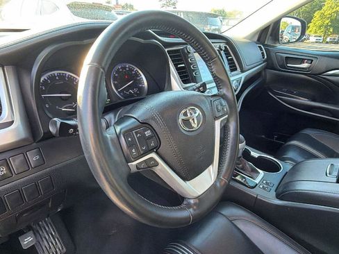 Used 2019 Toyota Highlander SE w/ Nightshade Edition image 25