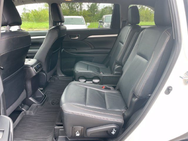 Used 2019 Toyota Highlander XLE AWD/4WD image 29