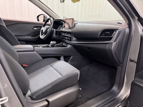 Used 2023 Nissan Rogue SV image 25