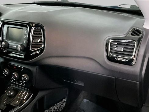 Used 2018 Jeep Compass Latitude AWD/4WD image 17