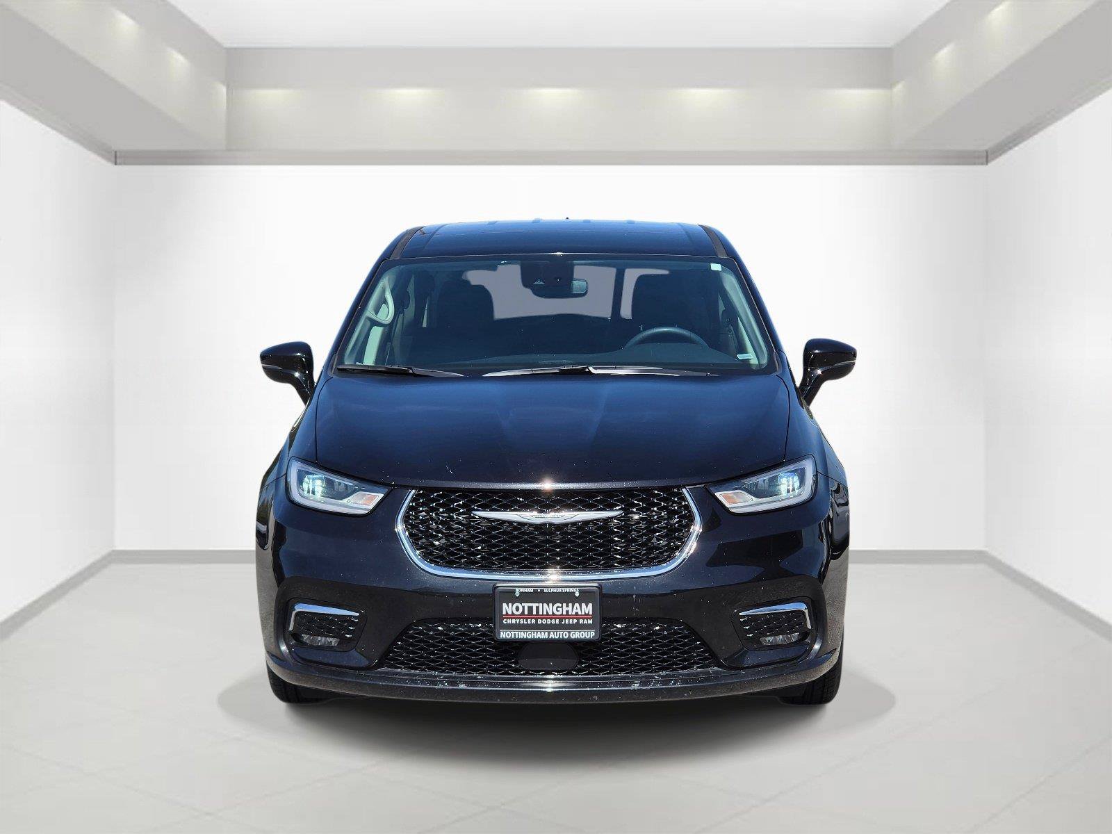 Used 2024 Chrysler Pacifica Touring-L FWD image 2