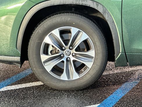 Used 2024 Toyota Highlander XLE image 25