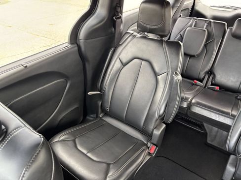 Used 2025 Chrysler Pacifica Select FWD image 41