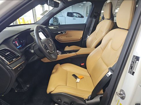 Used 2025 Volvo XC90 T8 Ultra w/ Protection Package Premier AWD/4WD image 4