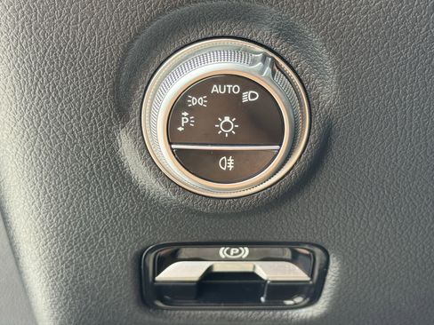 Used 2025 Mercedes-Benz C 300 4MATIC Sedan image 26